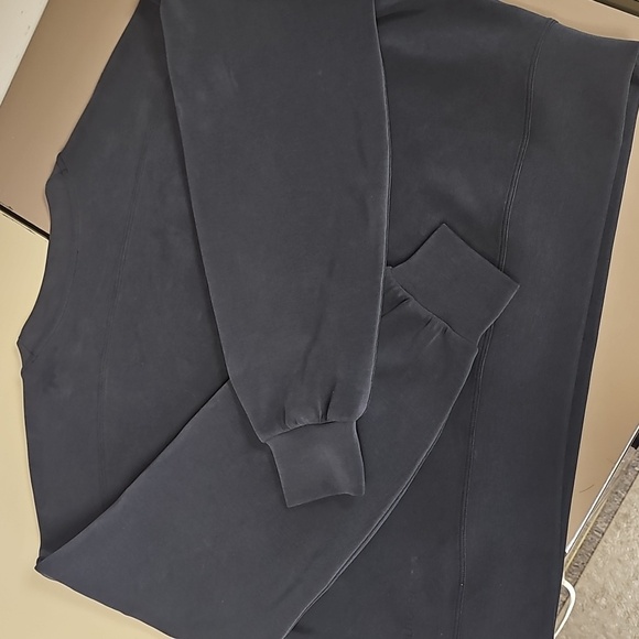 Lululemon Black Crewneck Sweater with Long Sleeves and Soft Fabric, size 6 - Picture 2 of 9